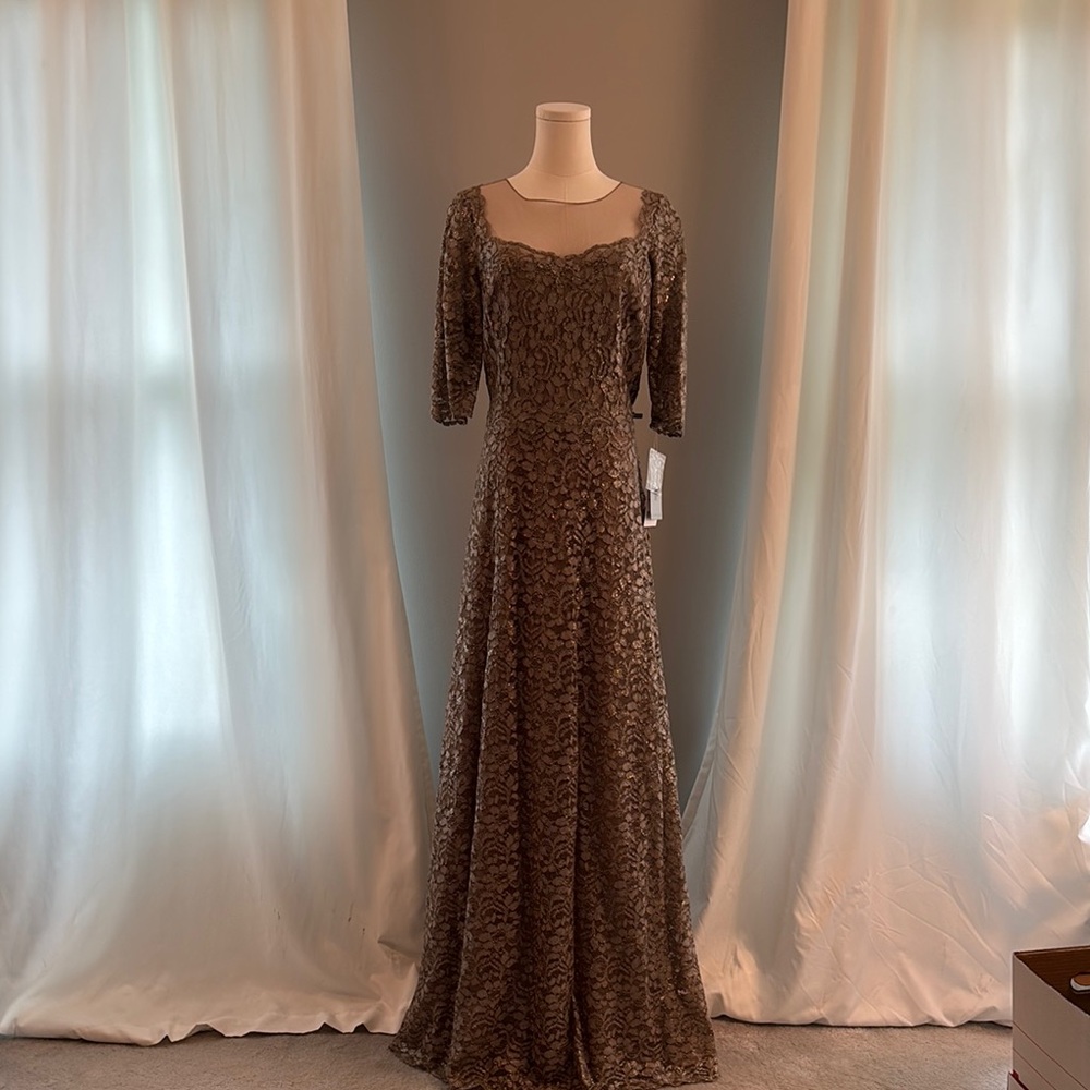 Elegant Lace Evening Gown by Rickie Freeman Teri John Size 16 Color Taupe